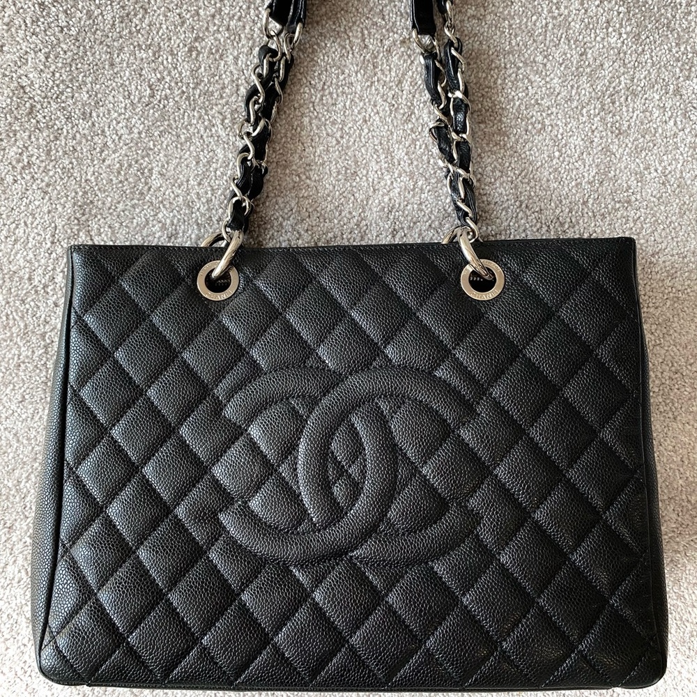 𝐂𝐇𝐀𝐍𝐄𝐋 Black Quilted Caviar Grand Shopping Tote - Picture 3 of 16